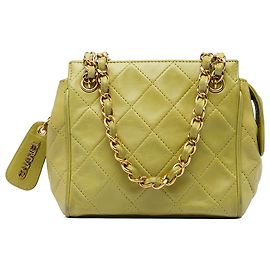 Chanel Mini Tote em Pele de Cordeiro Matelassada Verde com Corrente Dourado Verde