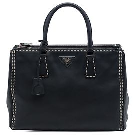 Borsa Galleria Prada in vitello City nero, dimensione Medium, con cuciture a mano e doppia zip Nero
