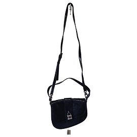 Borsa a tracolla Guess nera effetto pitone con lucchetto Nero