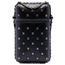 Porta-telemóvel transversal Chanel CC em pele de cordeiro matelassada e com tachas preto com corrente Preto