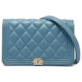 Bolsa Chanel Boy Wallet On Chain em pele de cordeiro acolchoada azul Azul