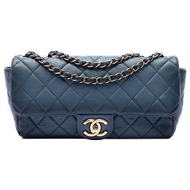 Bolsa de ombro Chanel CC em couro de bezerro acolchoado azul ombre Azul