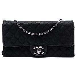 Bolsa de ombro East West com aba em tecido iridescente matelassê Chanel CC preta Preto