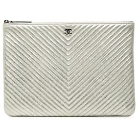 Pochette Chanel Medium Chevron Metallic Calfskin O Case Silver Argenté