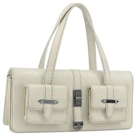 Bolsa CHANEL em couro branco prata CC Outro