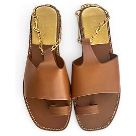 Sandro Sandales Plates en Cuir Camel avec Chaîne Dorée Camel