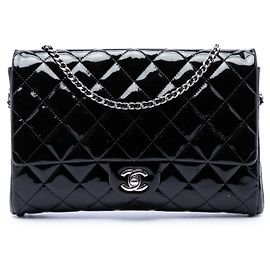 Clutch de aba acolchoada em verniz preto Chanel CC com alça de corrente Preto