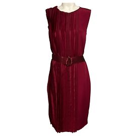 Vestido cocktail midi sem mangas em seda plissada vermelho granada Oscar de la Renta com cinto Vermelho