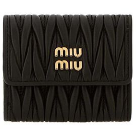 Miu Miu Carteira compacta acolchoada com logótipo dourado Preto AFPP Preto