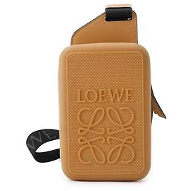 Bolso bandolera Loewe Anagram Molded Sling Body Bag Camello