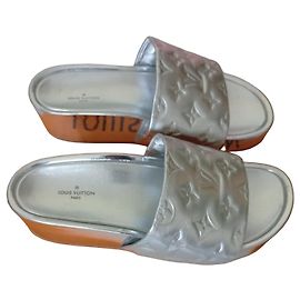 Sandálias plataforma Louis Vuitton Monogram prateadas Prata