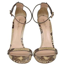 Gianvito Rossi Knöchelriemen-Sandaletten aus beigem Pythonleder Beige