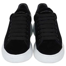 Alexander McQueen Oversized Low Top Sneaker aus schwarzem Samt Schwarz