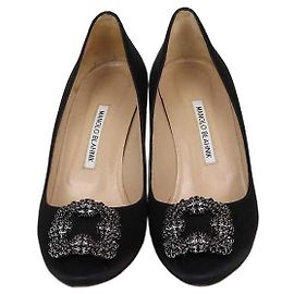 Escarpins Hangisi en satin noir Manolo Blahnik Noir