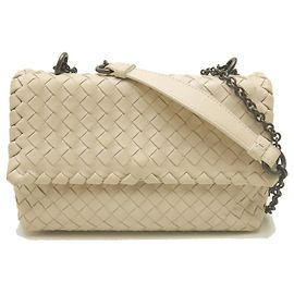 Bolsa de Ombro Bottega Veneta Olympia Intrecciato com Corrente Cru