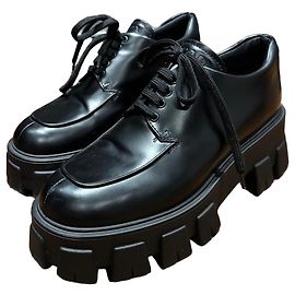 Mocassins Prada Monolith en cuir brossé Noir