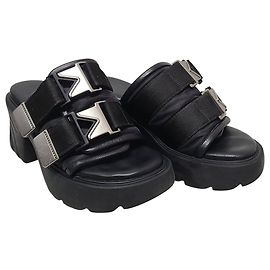 Bottega Veneta Sandálias Mule Bomber em couro preto com tira e fivela Flash Preto