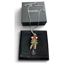 Collier pendentif Chanel Cuckoo Clock Blanc Rouge Doré Vert Bijouterie dorée