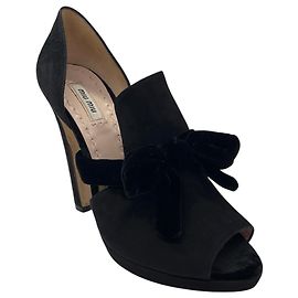 Talons Miu Miu en daim noir à bout ouvert avec nœud en velours Noir