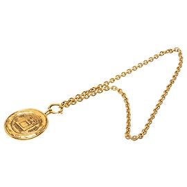 Collier pendentif médaille Rue Cambon Chanel plaqué or Doré