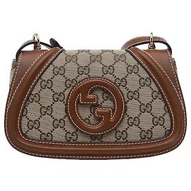 Uma mala de ombro que destaca a identidade da Gucci através de um design de aba com o logótipo redondo Interlocking G. O material macio, mas resistente, mantém uma silhueta sofisticada, sendo um item clássico que Marrom