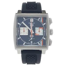 Tag Heuer Un orologio cronografo caratterizzato da un'iconica cassa quadrata e dal quadrante a strisce blu e arancioni firmato Gulf. È dotato di un sofisticato movimento automatico, che vanta alta precisione e affidabilità, e il Altro