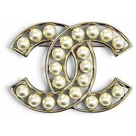Broche Chanel B25V Coco Mark en fausses perles Blanc Doré