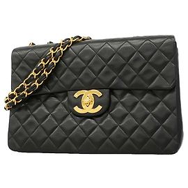 Bolsa de ombro Chanel em pele de cordeiro preta Preto