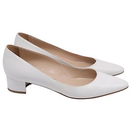 Escarpins à petits talons et bout pointu Manolo Blahnik en cuir blanc Blanc Écru