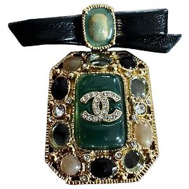 Broche Retangular Chanel com Pedras Verdes e Pretas Gold hardware
