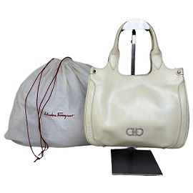 Salvatore Ferragamo Tote Vintage Ferragamo em couro Saffiano Creme Prata Bege