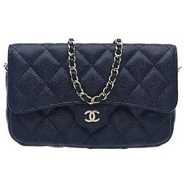 Uma bolsa transversal clássica para telemóvel que combina o icónico couro Caviar da Chanel com uma sofisticada alça de corrente. O seu grão texturado distinto cria uma atmosfera sofisticada e oferece Azul