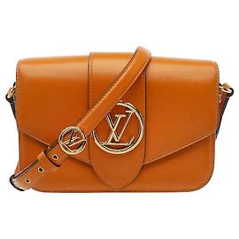 A mala de ombro Louis Vuitton LV Pont Neuf harmoniza o material de couro macio e suave com uma silhueta curva sofisticada. O icónico ornamento do logótipo em tom dourado é aplicado na aba frontal e na alça Laranja