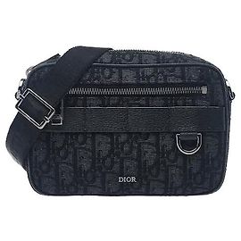 Christian Dior Realizzato nell'iconico materiale canvas Dior Oblique, questo modello combina leggerezza e resistenza ai graffi. È caratterizzato dalla silhouette distintamente pratica della linea Safari e Blu