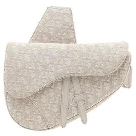 Christian Dior Um corpo em tela jacquard Oblique tridimensional harmoniza-se com a silhueta Saddle emblemática para um visual sofisticado e elegante. Fabricado em material de tela resistente a manchas e riscos, ele Branco