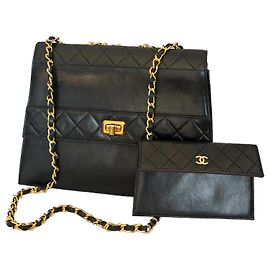 Bolso Chanel Trapecio con Solapa de Piel Acolchada Negra Negro