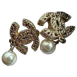 Brincos Chanel CC Logo com Gota de Pérola Dourado