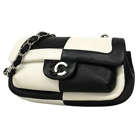 Borsa a tracolla Chanel bicolore in pelle d'agnello Nero Bianco