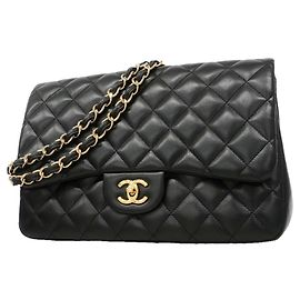 Borsa a tracolla Chanel in pelle d'agnello nera Nero
