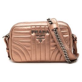 Bolso Camera Prada Diagramme de Nappa Metalizada Rosa Impunture Rosa