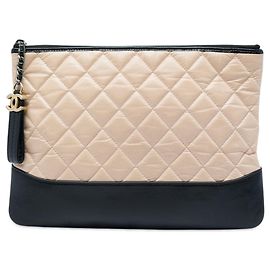 Chanel Gabrielle O Case Medium Clutch aus gesteinertem Kalbsleder, gesteppt, bicolor schwarz Schwarz