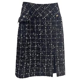 Chanel Tweed Skirt Size 36 Multiple colors