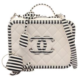 Bolsa Vanity Chanel CC Figley Preto Branco