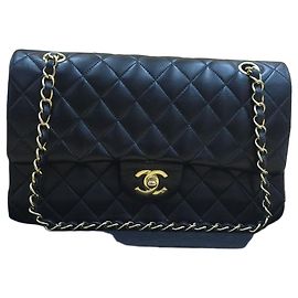 Chanel Bolso Classic Medium Flap de piel de cordero con cadena dorada Negro