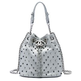 Borsa a secchiello Chanel Silver Small Metallic Chevron Lambskin Stud Wars con coulisse Argento