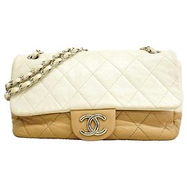 Bolsa de Ombro Chanel Matelassé Marrom Branco