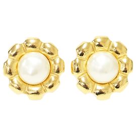 Boucles d'oreilles clips Chanel motif fleur dorée et perles Doré