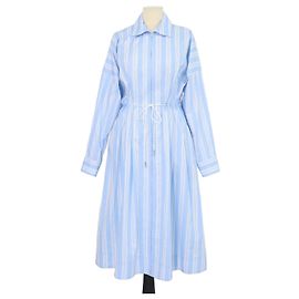 Staud Midi-Kleid aus Baumwolle, hellblau/weiß gestreift, mit Front-Reißverschluss und Bindegürtel Weiß Hellblau