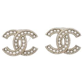 Boucles d'oreilles puces Chanel en métal ton or pâle avec CC et fausses perles Autre