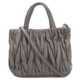 Saco Tote Miu Miu em couro cinza Marrom